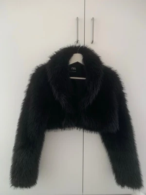 Svart fuskpälsjacka från Zara - Croppad 