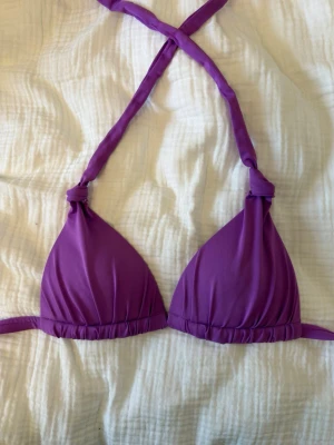 Bikinitopp - Lila bikinitopp med justerbara knytband 