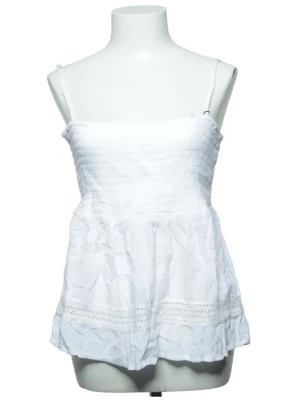 Vit linnetopp med spetsdetaljer - Söt vit linnetopp med tunna axelband och smockad överdel. Toppen har en luftig passform och fina spetsdetaljer längst ner. Perfekt för varma dagar och enkel att styla med jeans eller kjol.💞