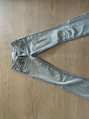 Gråa Lågmidjade jeans från Gina Tricot - Säljer ett par gråa bootcut jeans från Gina Tricot, modell Perfect Jeans. Jeansen är frpn Gina Tricot i storlek 36. 