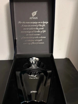 AFNAN Turathi - Säljer parfymen för jag inte använder den. Den är 90ML och har bara använt den 3 gånger. Ny kostar 300kr säljer den för 125