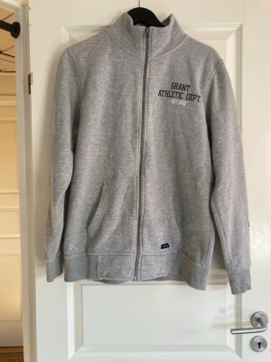 Grant Zip up hoodie  - Zip up hoodie från Grant med hög krage 