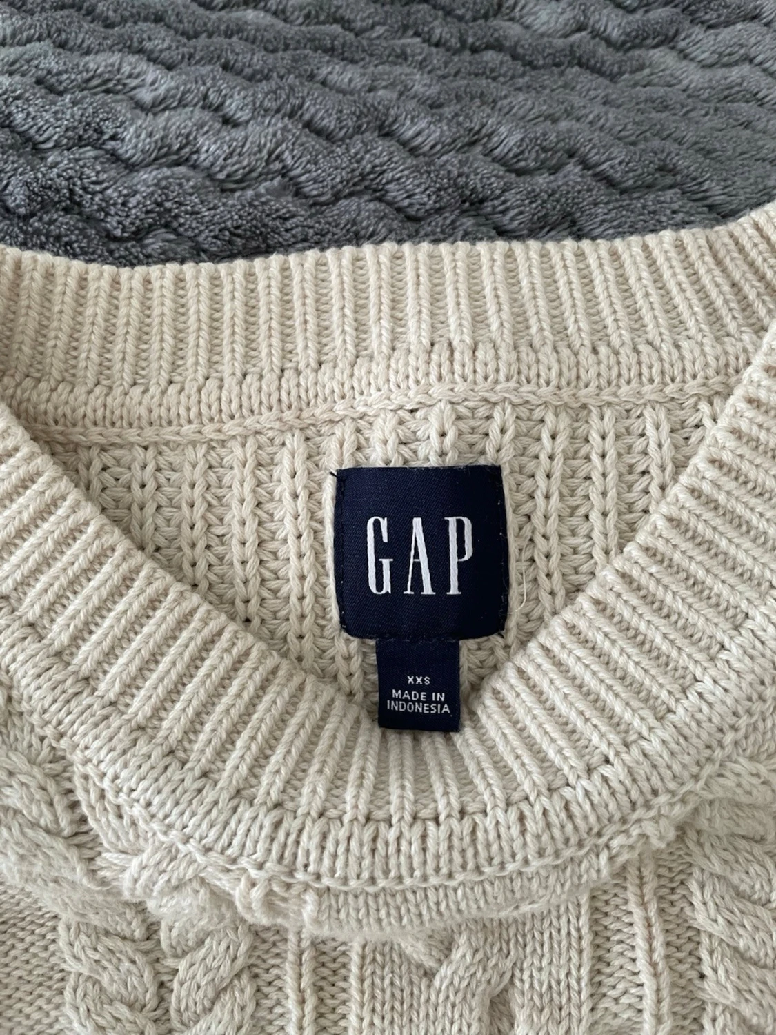 Beige kabelstickad tröja från GAP - 1