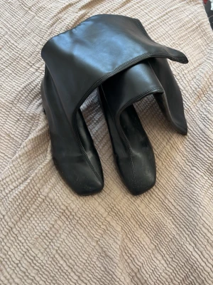 Svarta boots  - Säljer ett par svarta boots, jätte snygga för utekvällat eller ba casual outfit. Har använt typ 5 gånger. E har en tjock klack och är engla att gå i.