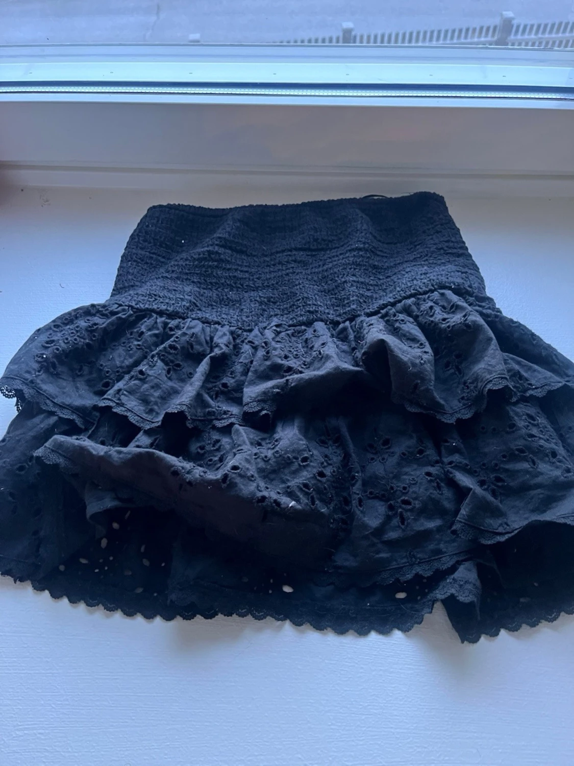 Svart volangkjol från Gina Tricot
