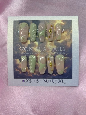 BareBliss (XS);Medium Ballerina - Handgjorda press-on naglar i nude och grönt med handmålade 3D abstrakta linjer och guldfärgade stjärndekorationer. Naglarna har en medium lång, ballerinaform design och en glansig finish. Perfekt för dig som vill ha en unik och trendig look.XS: 14 mm, 11 mm, 11,5 mm, 10 mm, 8 mm 