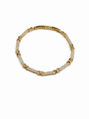 18k guldpläterat tennisarmband - Ett exklusivt och elegant tennisarmband tillverkat av rostfritt stål, pläterat med 18K guld för en lyxig och hållbar glans. Armbandet har ett dubbelt justerbart lås som ger perfekt passform, med en längd på 17 cm med ett lås och 19 cm med båda låsen. Dekorerat med gnistrande zirkonstenar som ger en feminin, sofistikerad och iögonfallande finish – perfekt för både vardag och fest.