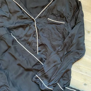 Intimissimi pjyamas - Svart trendig mysig pjyamas med överdel från intimissimi (silke) och med byxor från oysho (silkesliknande?). Båda delar är i storlek S. Jag köpte denna second hand eftersom den var så fin och i perfekt skick men kom sedan på att jag inte gillar pjyamas.
