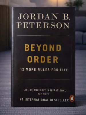Beyond Order: 12 More Rules for Life (Brand new, in English) - Skick: Helt ny bok. Omslag: Pappercover. Storlek: standard (inte pocket). Förpackning: I sitt originala plastomslag. Från: Stockholm. Snabb leverans inom Sverige.