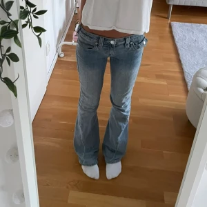 True Religion Jeans - Ljusblå true religion jeans med ikoniska fickor och låg midja. Så snygga och trendiga!!