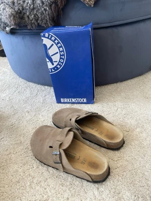  Birkenstock Boston  - Säljer ett par Klassiska Birkenstock Bostons. Perfekta för chill dagar hemma eller när du vill ha det extra bekvämt.  Nypris 1800. Vid funderingar är det bara att höra av sig🧩