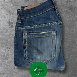 DonDup George jeans - Säljer dessa riktigt snygga jeansen från DonDup, marinblå | W31, står ingen storlek på längd men tror L34 | modell: George, slim fit | skick: 7,5/10, lite slitet i grenen | Hör av er vid frågor, pris kan diskuteras vid snabb affär! 🫡