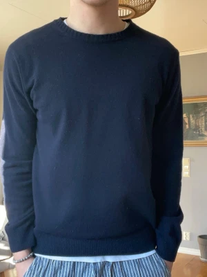 Oscar Jacobson Kashmirtröja Marinblå – Strl S – Nyskick - Säljer en stilren Oscar Jacobson kashmirtröja i marinblå färg. Otroligt mjuk och lyxig kvalitet, perfekt för både vardag och mer dressade outfits. I sprillans nytt skick.  • Storlek: S • Färg: Marinblå • Material: Kashmir • Skick: Nyskick  Elegant basplagg i premiumkvalitet