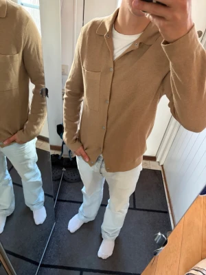 Kofta från HM - Säljer en schysst kofta från HM som inte används. Den är size Small men skulle säga att den sitter mer som en Medium/Large