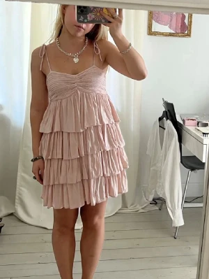 Rosa volangklänning HM - Eftertraktad volangklänning från HM. Har användt en gång så i nyskick. Storlek 44 men stämmer ej, passar mig som brukar ha 34/36. Axelbanden knyts själv så går att justera längd helt och hållet. Säljs inte längre, väldigt svår att hitta. Köpt här på plick för 600kr. (Legat i en påse länge därav skrynklig tillfälligt). 