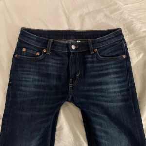 Lågmidjade Weekday jeans - Säljer ett par jätte snygga mörkblåa lågmidjade jeans ifrån Weekday! Jätte bra skick, knappt använda. Storlek W26 L32, skulle säga storlek 36. Jag kan ofta posta samma dag och priset kan diskuteras. ☺️