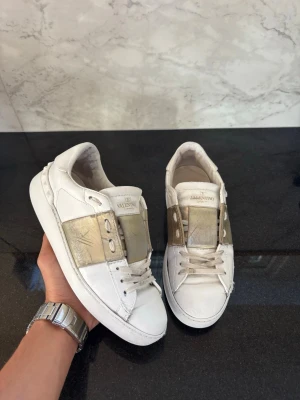 Valentino open - Ett par riktigt snygga skor som passar extremt bra nu till sommaren. Storlek:36 Skick 7,5/10 Skriv vid funderingar😁