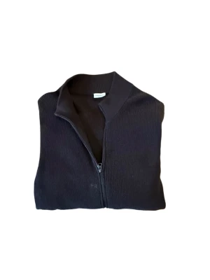 Svart ribbad ziptröja från John Henric - Stilren svart ribbad ziptröja från John Henric med hel dragkedja framtill och hög krage. Tröjan har lång ärm och är tillverkad i ett mjukt stickat material som ger en clean look. Perfekt till lager på lager och enkel att matcha.