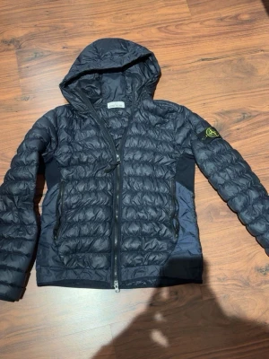 Stone Island Jacka - Säljer denna feta Stone Island jacka då den ej kommer till nån användning längre. Jackan är i fint skick men finns dock en liten defekt i armen som jag har tejpat för. Men förutom de så är det inga konstigheter med jackan, om du är intresserad eller har frågor så är det bara att höra av dig🤝