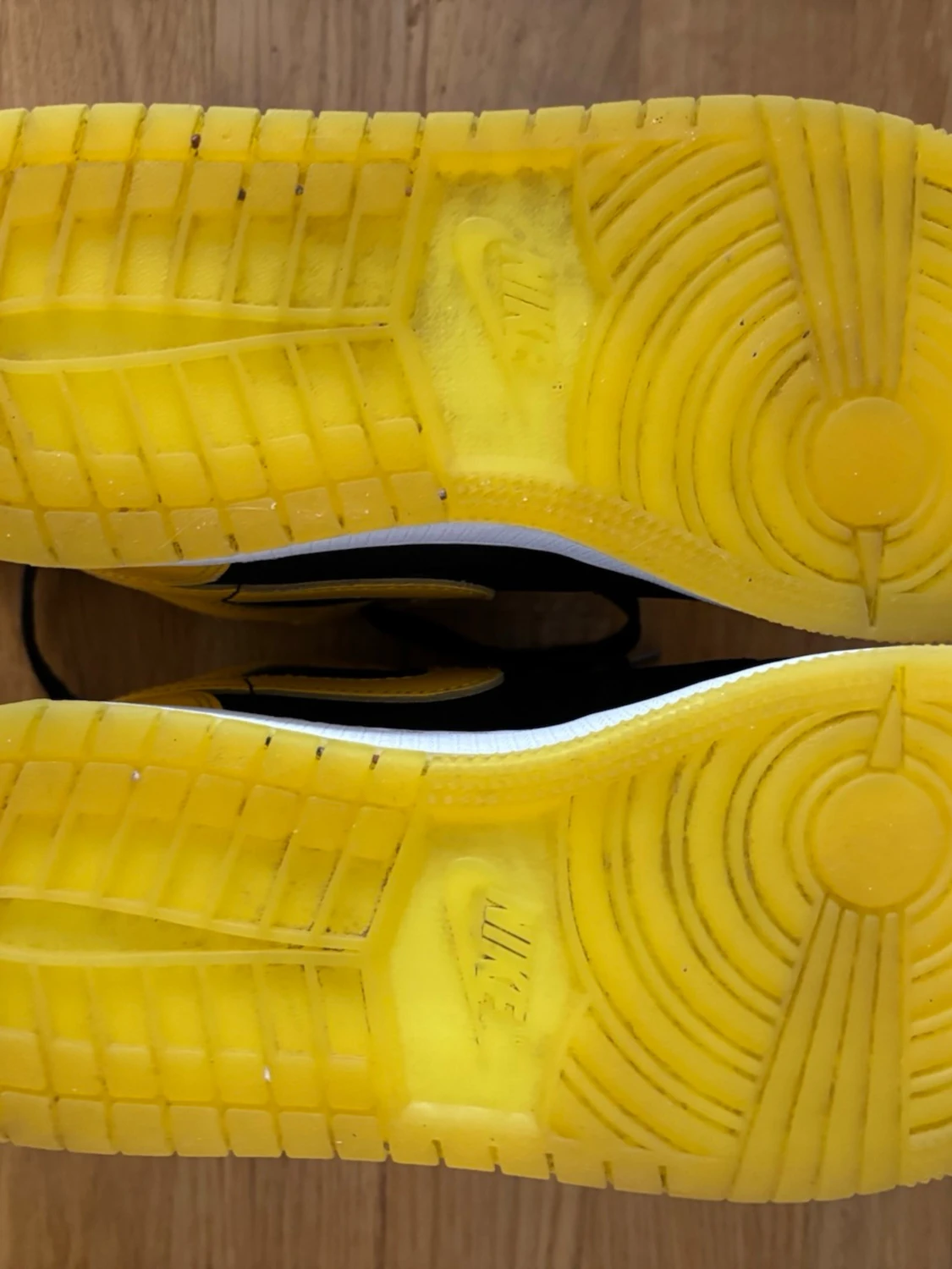 Nike Air Jordan 1 Mid svart/gul 37,5 - 5