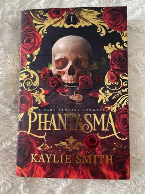 Phantasma av Kaylie Smith - Säljer boken 'Phantasma' av Kaylie Smith. Den är på engelska och är i mycket bra skick.