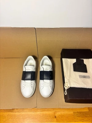 Valentino Open Sneaker Navy 42  - Storlek 42 (passar 42.5-43), nypris ~7000kr, 100% äkta 
