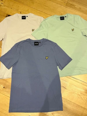 3x Lyle & Scott t-shirts – bra skick - Säljer 3 st Lyle & Scott t-shirts i väldigt fint skick. Använda få gånger, inga fläckar eller slitningar. Perfekta basic tees – passar till allt. Säljs som paket. Nypris ca 300–400 kr/st Mitt pris: 550 kr. Hör av er!