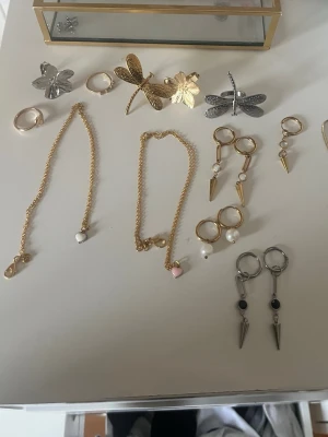 Mix av smycken med hängen och pärlor - Kontakta mig om ni undrar något eller vill ha några av smyckena💗allt kostar 20kr styck