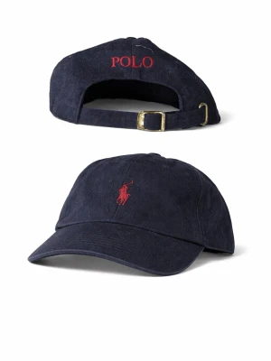 Mörkblå keps från Polo Ralph Lauren - Snygg mörkblå keps från Polo Ralph Lauren med klassisk röd logga broderad framtill och texten POLO baktill. Justerbart spänne i metall för perfekt passform. Tillverkad i bomullstyg med böjd skärm för en avslappnad look.