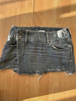 Grå jeanskjol från weekday  - Suuuper snygg populär jeans kjol från weekday som inte säljs längre, aldrig använd därav i nyskick ☺️