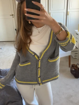 Jätte fin Zara kofta - Jätte fint skick och i storlek S. Använd 2-3 gånger💓💓 Går ej att köpa längre i butik💓