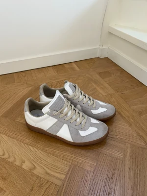 Maison Margiela Gats - Tjabba! Säljer dessa tvärfeta Maison Margiela Gats. Storlek 44,5. Skorna har nyss fått en liten tvätt så är i riktigt najs skick. Perfekta skorna nu inför våren och sommaren. Skriv vid frågor eller funderingar❗️