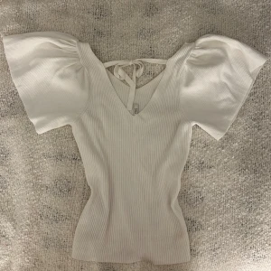 Topp från only - Vit topp från Only, jätte söt och skönt material