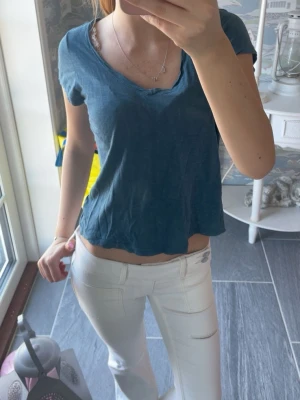Blå t-shirt - Jätte fin t-shirt som är väldigt tunn och flowig. Jag tycker tyvärr färgen inte passar mig men älskar materialet och passformen!