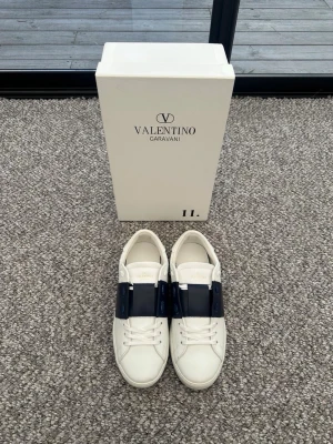 Valentino Navy - Feta Valentinos i nyskick med ett billigt pris, perfekta inför den kommande sommaren☀️                                                             Påse samt dustbag ingår, skriv om du har frågor om skorna. Storlek 44 i färgen Marinblå