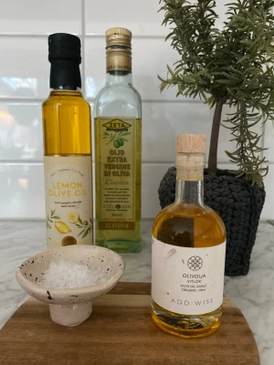 Liten skål på fot för flingsalt  - “Vem sa att salt bara ska stå där? 😏 Mitt salt får lite… huvudroll istället 🤍✨  Saltfat på fot – små detaljer som gör hela känslan.” 