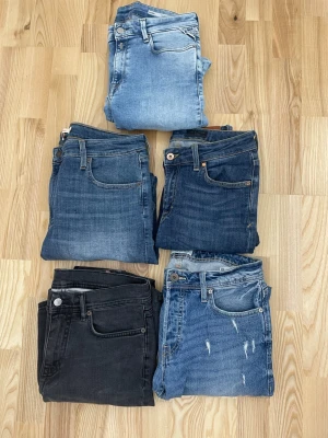 Jeans Bundle - Släpper nu denna sjuka deal! perfekt för dig som återförsäljare. markerna är acne studios, jack & jones, tiger of sweden och replay! du betalar 80kr per byxa👊 Först till kvarn helt enkelt!
