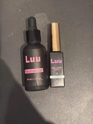 Luu Gel Liner Diamond Silver - Snyggt gel-lack från Luu i nyansen Diamond Silver. Kommer i en stilren svart flaska med guldlock och har en glittrig silverfärg som passar perfekt för att skapa trendiga nageldesigner. UV/LED-formula för lång hållbarhet och enkel applicering.