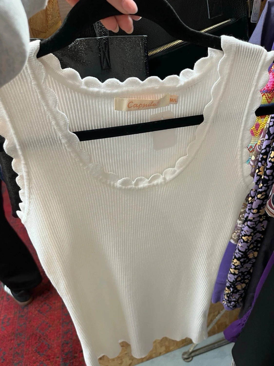 Vit ribbad linnetopp från Capsule