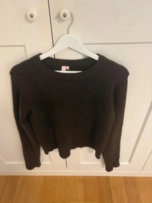 Mörkbrun stickad tröja - Mysig mörkbrun stickad tröja från Nelly i storlek XS. Mycket fint skick!