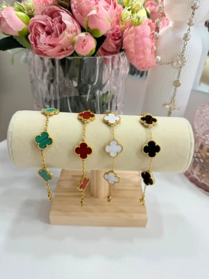 Klöver armband  - Super fina och eleganta 15mm klöverarmband, armbanden är tillverkade av rostfritt stål och pläterade med 18k guld . 180kr styck 