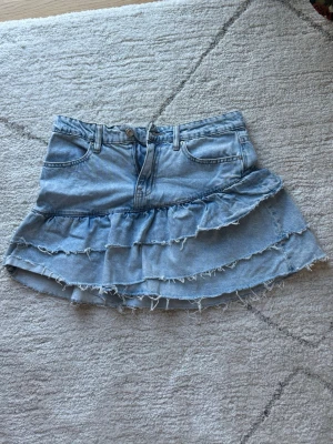 Gina Tricot volang jeanskjol - Ljusblå jeanskjol med volang, perfekt inför sommaren💗Midjemått 39, längd 35