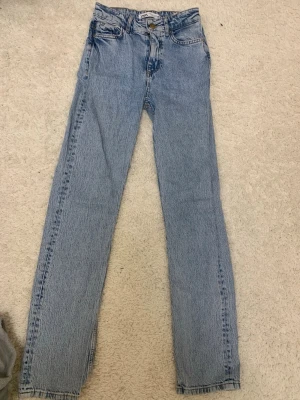 Ljusblå raka jeans från Zara - Ljusblå jeans från Zara i klassisk femficksmodell med raka ben och hög midja. Tillverkade i slitstark denim med en tidlös tvätt. Perfekta för dig som gillar en clean och avslappnad stil.