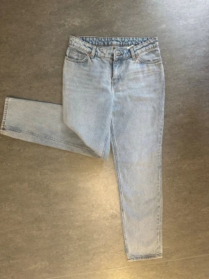 Monki jeans 26/32 – raka ben, ljusblå, helt nya (100% bomull) - Klassisk modell med raka ben i en snygg ljusblå tvätt som passar till allt. Tillverkade i 100% bomull vilket ger en mer strukturerad och hållbar denim.  Perfekta för både vardag och en mer uppklädd look 🤍