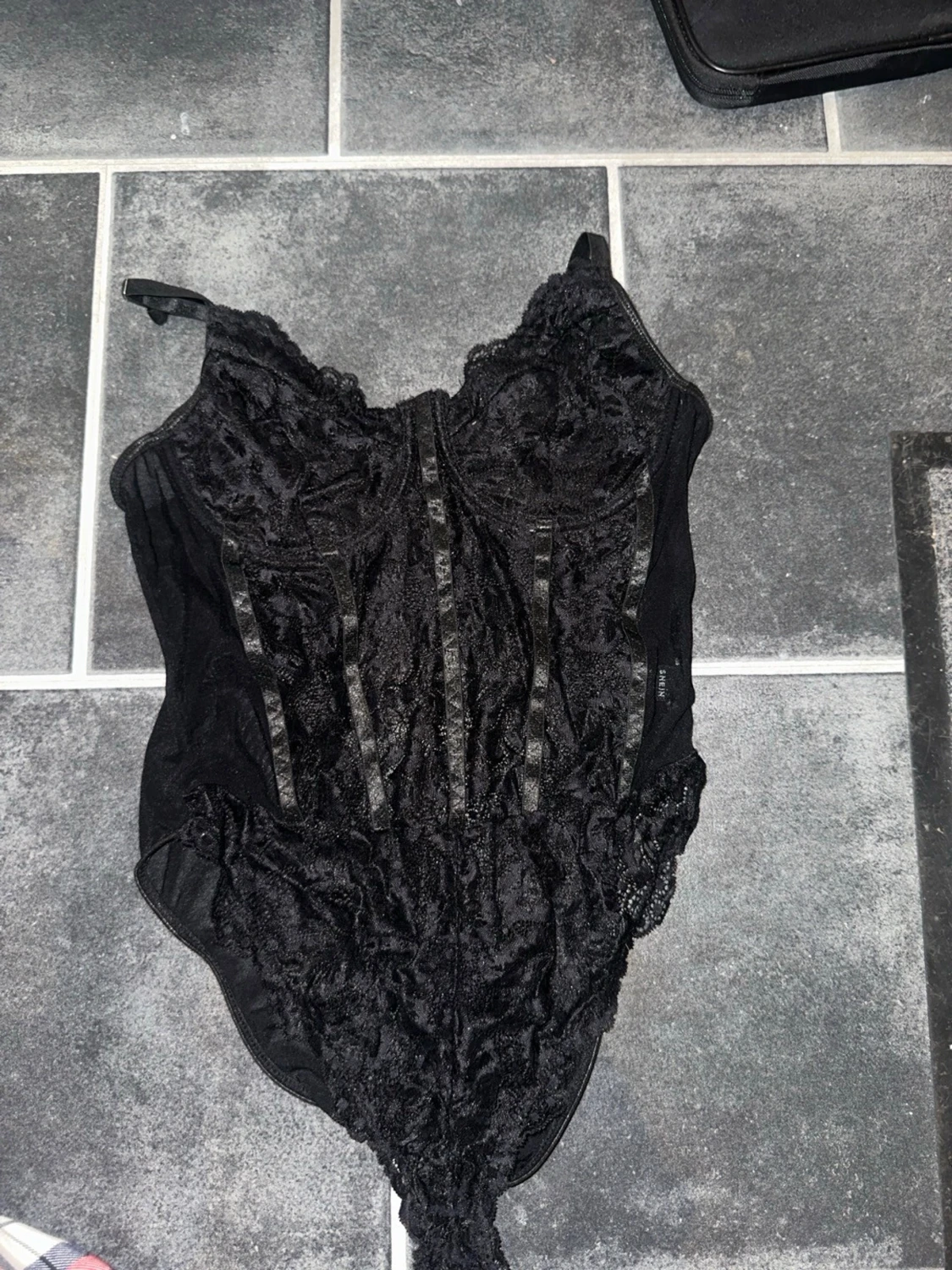 Svart spetsbody med detaljer