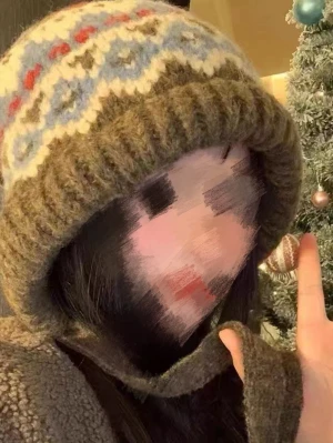 Stickad mönstrad mössa med öronband - Mysig stickad mössa med bred uppvikt kant och öronband. Färgerna går i olivgrönt, beige, blått och rött med ett klassiskt mönster. Perfekt för kalla dagar och ger en retro vinterlook.