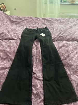 Svarta bootcut jeans med hög midja - Säljer dessa helt nya låg midja bootcut jeans från lager 157 i storlek S full lenght