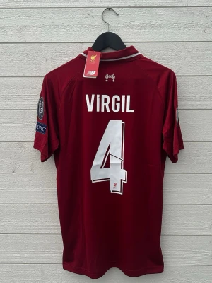 Virgil Van Dijk Liverpool Fotbollströja  - Säljer en Liverpool fotbollströja med Virgil 4 på ryggen som är helt ny med prislapp!