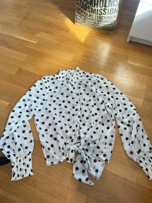 Polkadot blus - fin polkasot blus från gina men vet inte om den finns kvar på deras sida,