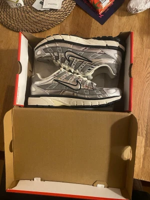 Nike p6000 metallic silver - Ett par oanvända nike p6000 som inte passade mig och är sprillans nya